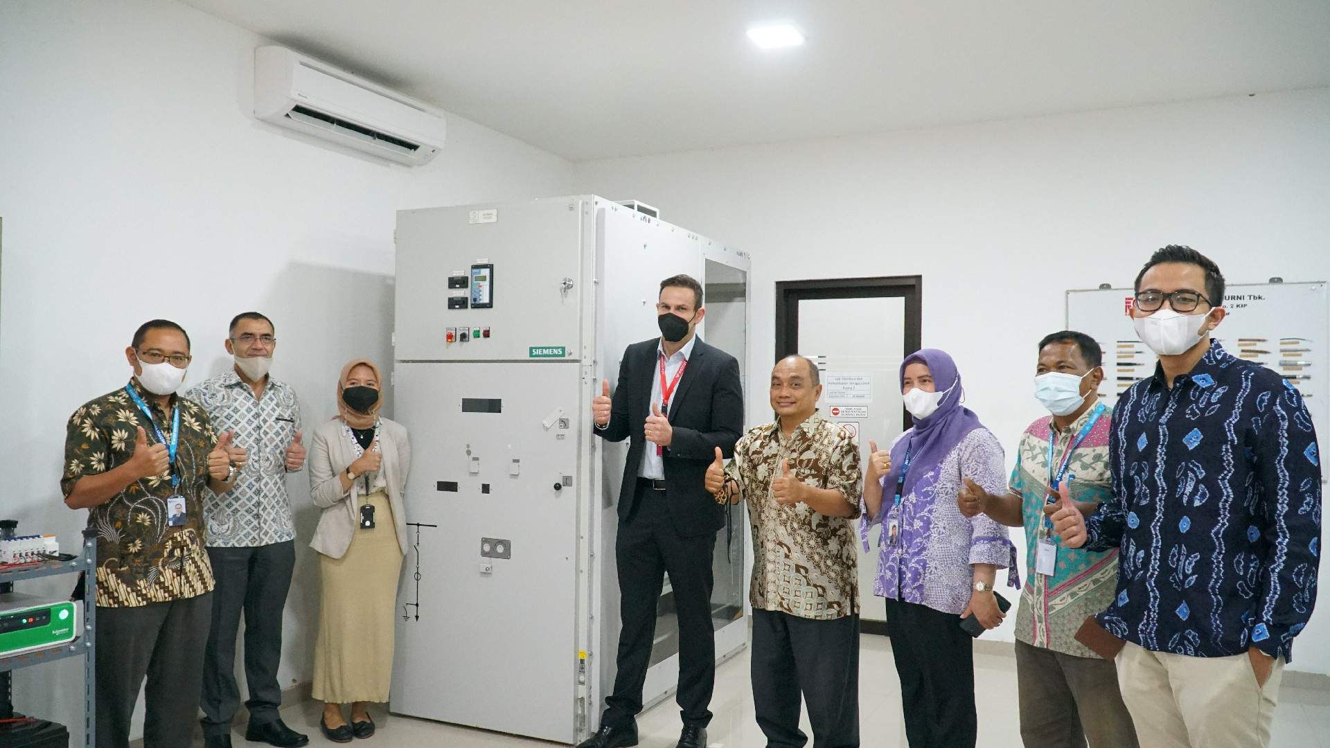 Sesi Foto Bersama, Hibah Teknologi Siemens kepada ITPLN