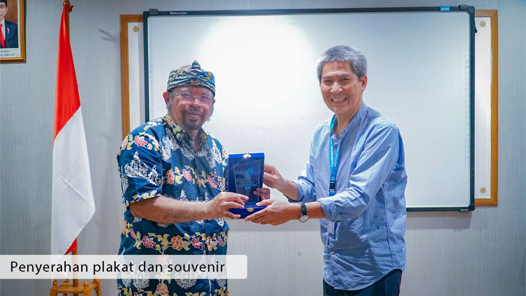 Penyerahan souvenir