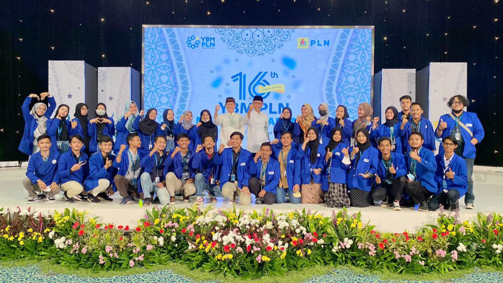 Rektor, Wakil Rektor III, beserta mahasiswa penerima beasiswa YBM PLN dalam acara Midal YBM ke-16