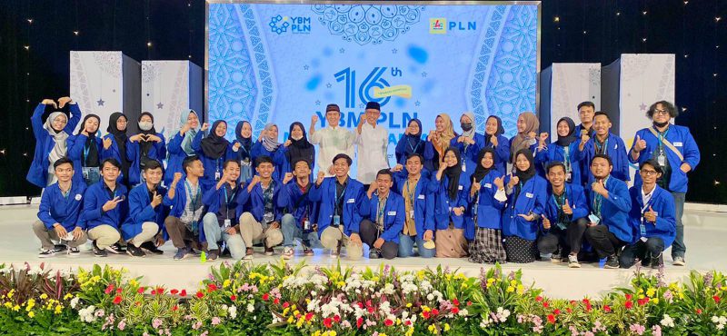 Rektor, Wakil Rektor III, beserta mahasiswa penerima beasiswa YBM PLN dalam acara Midal YBM ke-16