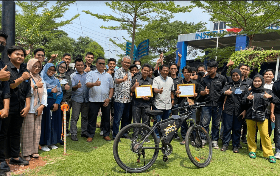 sesi foto bersama pada peluncuran sepeda listrik dan smart wind turbin ITPLN