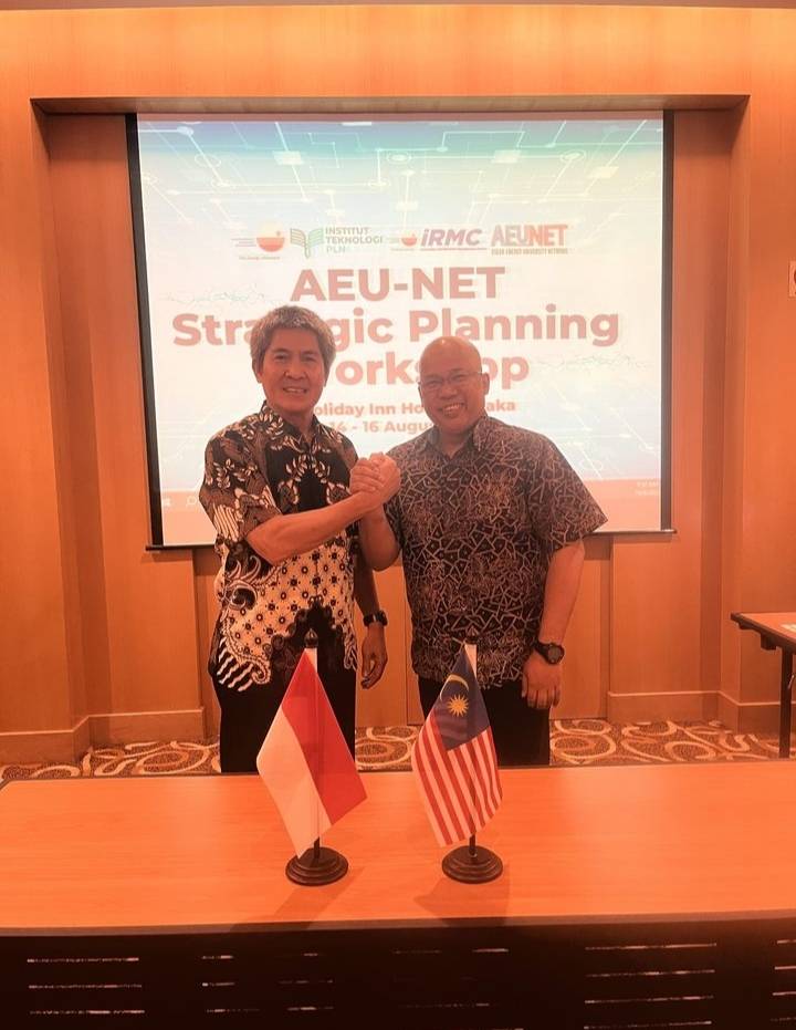 Rektor Prof. Dr. Ir. Iwa Garniwa M K, MT dan Vice Chancellor (semacam Rektor) UNITEN Prof. Ir. Dr. Noor Azuan Abu Osman, FASc. Dok. Ist