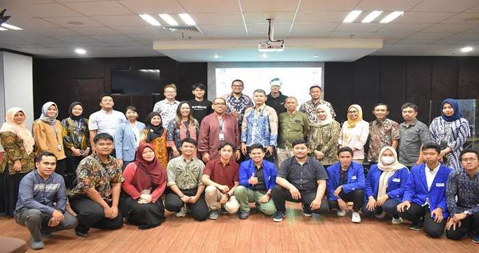 Vice President Inovasi Teknologi dan Inkubasi Bisnis Korporat PT PLN (Persero) Tri Hardimasyar, bersama Dr. Pawenary, IPU., ASEAN Eng, selaku Wakil Rektor IV Bidang Kerjasama dan Usaha ITPLN, CEO dan Founder Nakama.id, Temmy Debora, Yozika Manager Bagian Usaha dan Inkubator Bisnis ITPLN, para Kaprodi besera mahasiswa ITPLN melakukan foto bersama. Dok. ITPLN