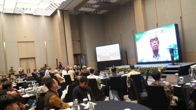 Ketua Umum MKI Evy Haryadi yang memberikan opening speech seminar nasional Integrated Strategic Asset Management. Dok. Humas ITPLN