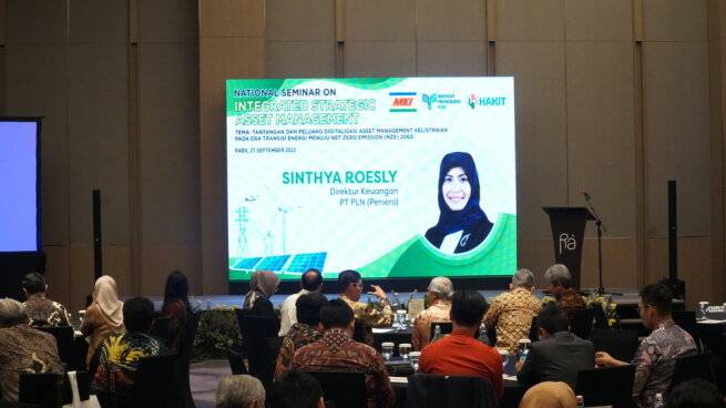 Direktur Keuangan PT PLN (Persero) Shintya Roesly ketika memberikan keynote speech pada seminar nasional Integrated Strategic Asset Management. Dok. Humas ITPLN