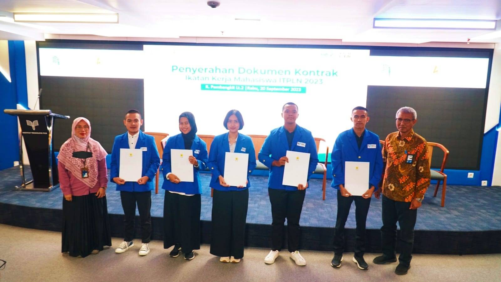 Perwakilan mahasiswa penerima dokumen ikatan kerja PT PLN (Persero). Dok. Istimewa