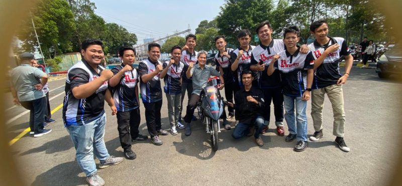 Team Banaspati Electric Motor Racing Team (EMRT) saat berfoto bersama Rektor ITPLN, Prof. Dr. Ir. Iwa Garniwa. M. K. MT., Dok. Humas