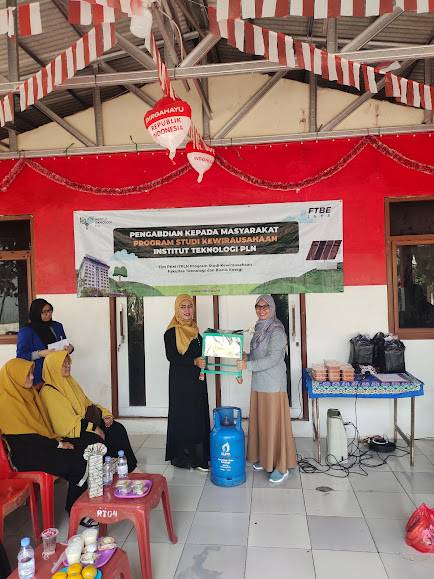 Tim PKM ITPLN juga memberikan alat untuk produksi Keriput Kentang Mustofa kepada kelompok masyarakat Desa Pasirangin, Cileungsi, Jawa Barat. Dok. Istimewa