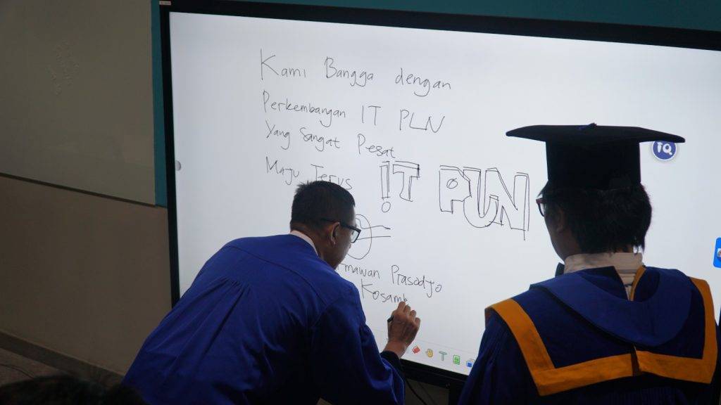 Direktur Utama PLN Darmawan Prasojo menjajal smart board yang terdapat diruang smart class room ITPLN. Dok. Humas