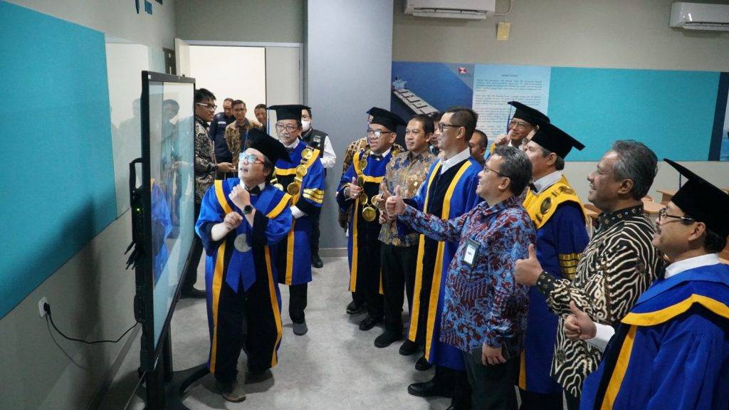 Direktur Utama PLN usai menjajal smart board pada smart class ITPLN. Dok. Humas
