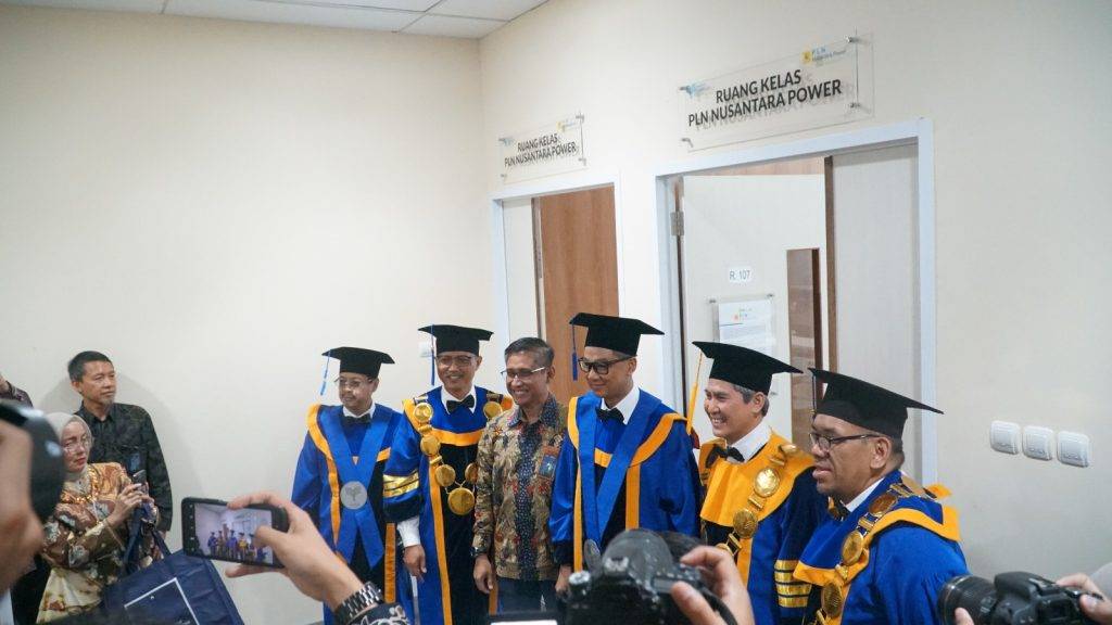 Direktur PLN bersama Rektor ITPLN, Wakil Rektor dan Kepala Rektorat ITPLN melakukan foto bersama di depan Smart Class Room di ITPLN. Dok. Humas