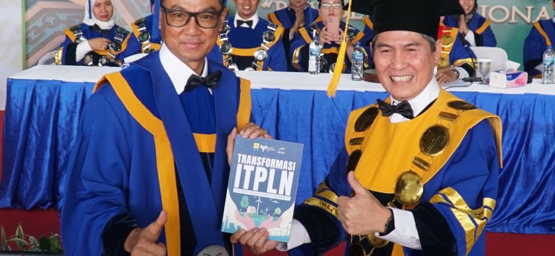 Rektor ITPLN Prof. Dr. Ir. Iwa Garniwa MK. M.T memberikan Buku Transformasi Institut Teknologi PLN menuju World Class University kepada Direktur Utama PT PLN (Persero) Darmawan Prasojo Ph.D. Dok. Humas