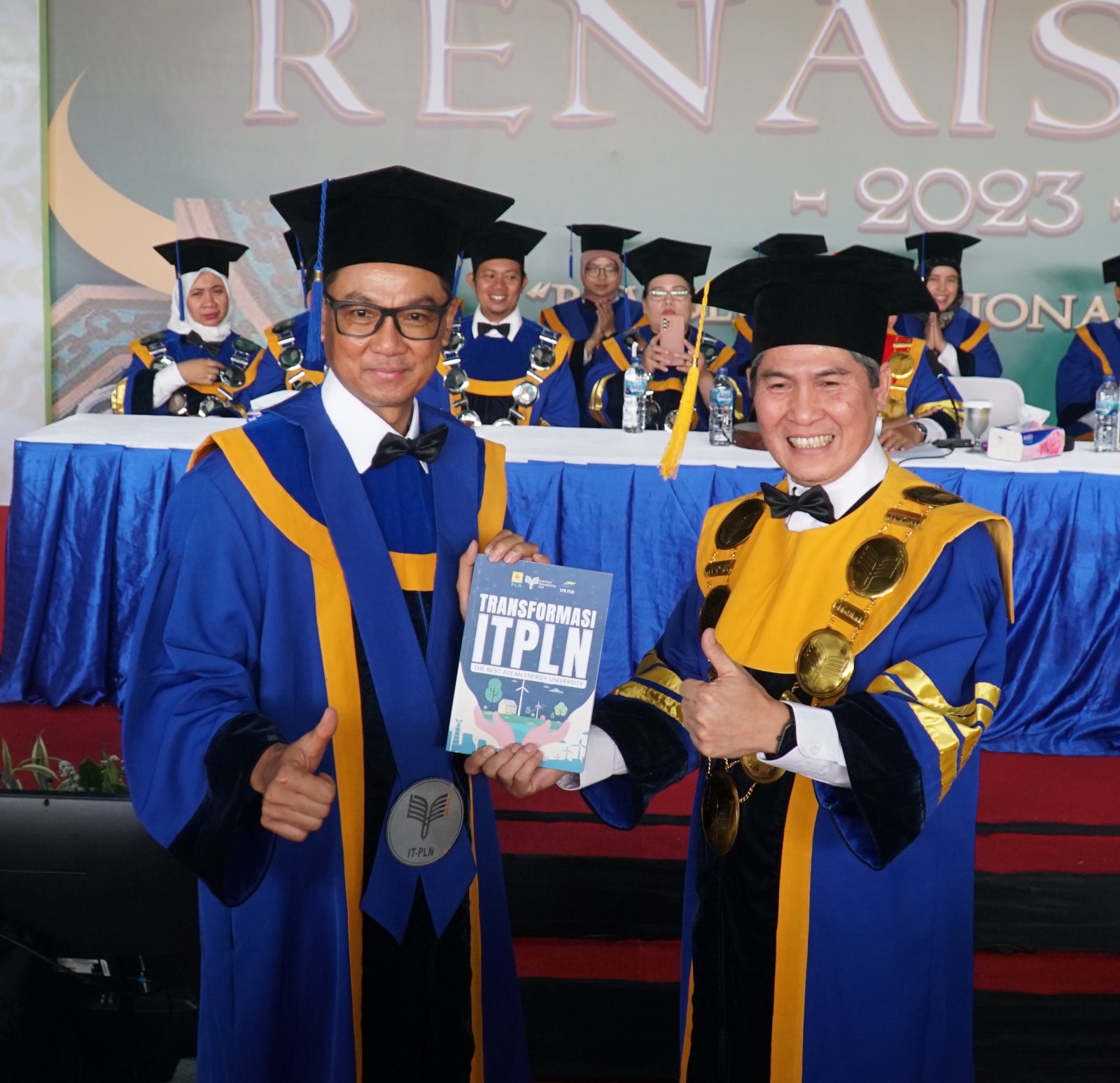 Rektor ITPLN Prof. Dr. Ir. Iwa Garniwa MK. M.T memberikan Buku Transformasi Institut Teknologi PLN menuju World Class University kepada Direktur Utama PT PLN (Persero) Darmawan Prasojo Ph.D. Dok. Humas