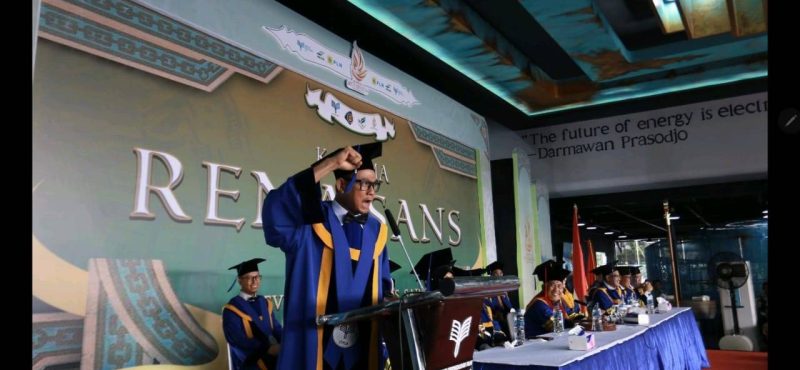 Direktur Utama PT PLN (Persero) Darmawan Prasodjo Ph.D bersemangat memberikan puisi kepada ribuan mahasiswa Institut Teknologi PLN. Dok. Istimewa