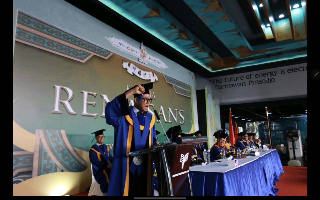 Direktur Utama PT PLN (Persero) Darmawan Prasodjo Ph.D bersemangat memberikan puisi kepada ribuan mahasiswa Institut Teknologi PLN. Dok. Istimewa