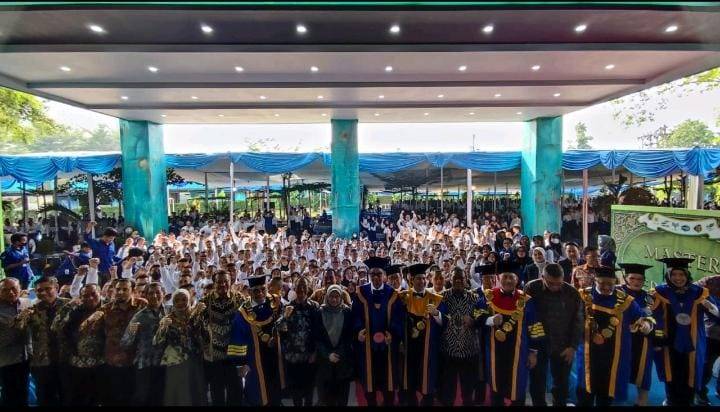 Direktur Utama PLN (Prasodjo) Darmawan Prasodjo bersama Rektor, Wakil Rektor, Sivitas Akademika ITPLN dan Direksi Subholding dan Anak Usaha PLN foto bersama dengan 1714 mahasiswa baru ITPLN. Dok. Istimewa