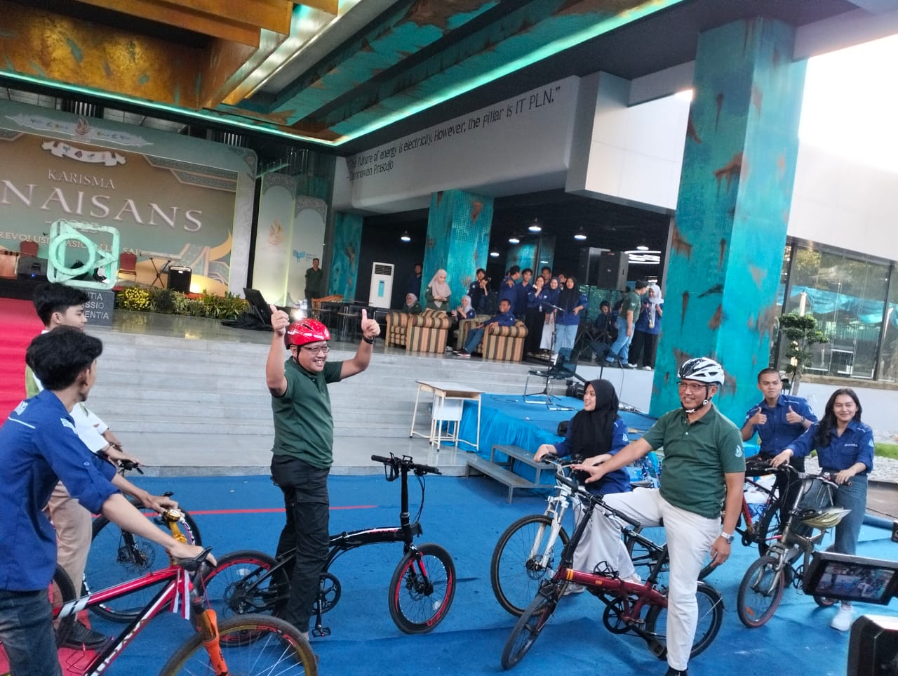 Wakil Rektor II Bidang Sumber Daya Manusia & Keuangan, Kuswowo, S.E., M.M., M.Ak., dan Wakil Rektor III Bidang Kemahasiswaan & Fasilitas, Ir. Ishvandono Yunaini A, M.M., ajak mahasiswa baru ITPLN gunakan sepeda ke kampus. Dok. Istimewa