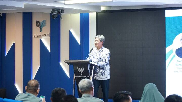 Rektor ITPLN Prof. Iwa Garniwa MK.M.T saat membuka Workshop Penyusunan Artikel Internasional. Dok. Humas.