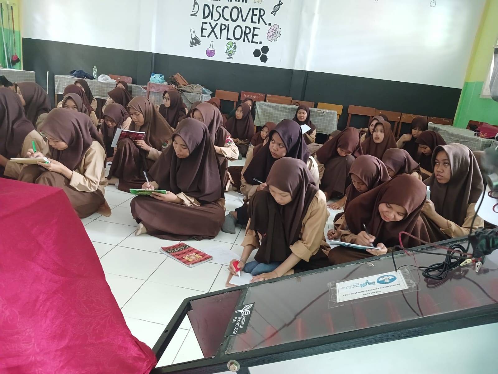 Tim PkM ITPLN melakukan edukasi Pengembangan Desa Mandiri Energi dengan pemanfaatan energi baru terbarukan portable. Dok. Istimewa 