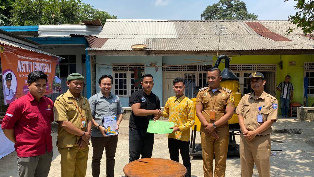 Mahasiswa ITPLN hibahkan inovasi ECO Burn (Pemusnah Sampah) untuk masyarakat di Desa Sukaraja, Kabupaten, Bogor. Dok. Istimewa 