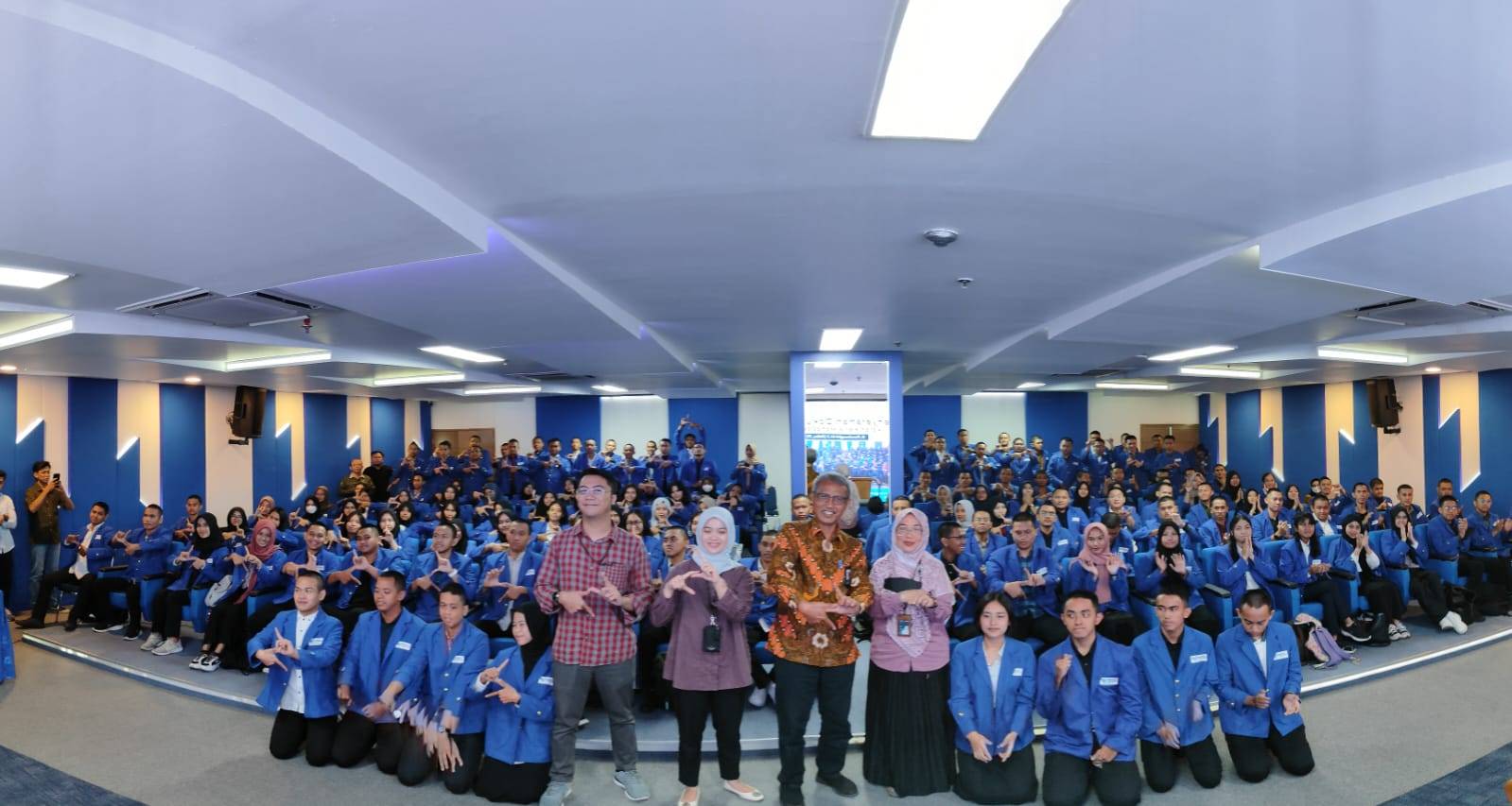 Manager Rekrutmen dan Onboarding PT PLN (Persero), Sri Yuliani Pujiastuti, dan Wakil Rektor III Bidang Kemahasiswaan & Fasilitas, Ir. Ishvandono Yunaini A, M.M, foto bersama 147 mahasiswa Ikatan Kerja PLN 2023. Dok. Istimewa