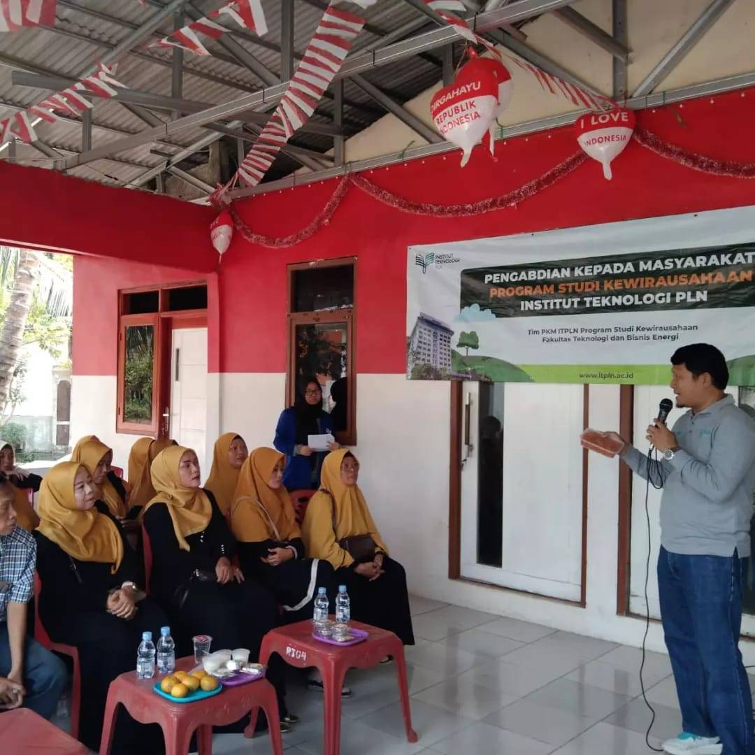 Tim PKM ITPLN memberikan pelatihan kepada kelompok-kelompok masyarakat sekitar Desa Pasirangin, Cileungsi, Jawa Barat, memproduksi Keripik Kentang Mustofa. Dok. Istimewa 