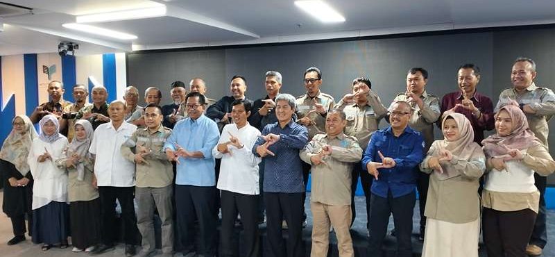 Rektor ITPLN Prof. Dr. Ir. Iwa Garniwa MK. M.T didampingi Wakil Rektor I dan Wakil Rektor II melakukan foto bersama dengan Dekan dan Dosen Fakultas Teknologi dan Bisnis Energi (FTBE). Dok. Istimewa