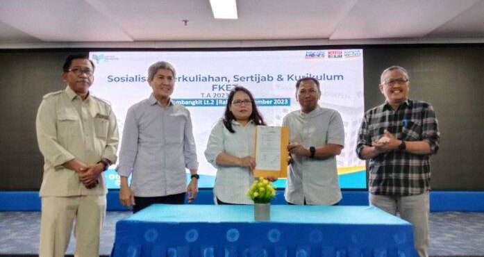 Serah Terima Jabatan Dekan Fakultas Ketenagalistrikan dan Energi Terbarukan (FKET) dari Dr. Dhami Johar Damiri S.Pd., M.SI., IPM., kepada Dr. Rummi Sirait, S.T., M.T., dan disaksikan oleh Rektor ITPLN Prof. Dr. Ir. Iwa Garniwa M.K. M.T., dan Wakil Rektor I Dipl.-Ing. Iwan Tutuka Pambudi, M.Eng., Ph.D., Warek II Kuswowo, S.E., M.M., M.Ak. Dok. Ist