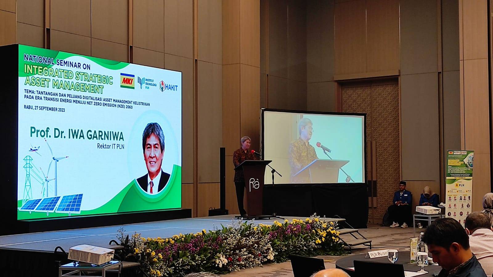 Prof. Dr. Ir. Iwa Garniwa M.K. M.T saat memberikan welcome speech dalam seminar nasional Integrated Strategic Asset Management. Dok. Humas