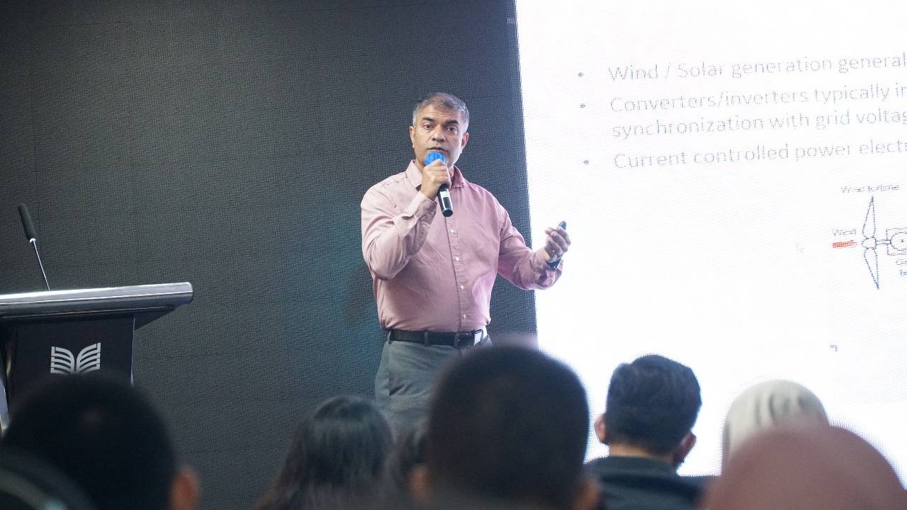 Chirag J Mistry dari GE Automation Australia, menyampaikan pemaparan mengenai “Renewable Energy Technology”. Dok. Humas