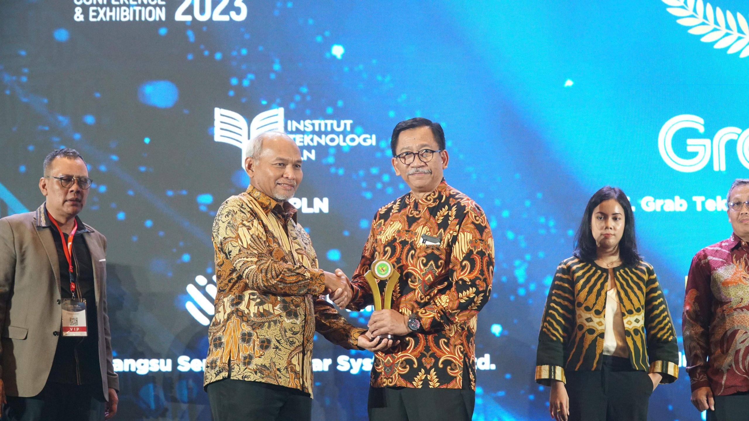 Sekjen DEN Djoko Siswanto memberikan piagam penghargaan kepada Wakil Rektor I Bidang Akademik Dipl.-Ing. Iwan Tutuka Pambudi, M.Eng., Ph.D. Iwan Tutuka. Dok. Humas