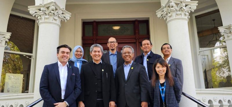PLN-ITPLN dengan Management Auckland University di depan Gedung Kerjasama Internasional. Dok. Istimewa