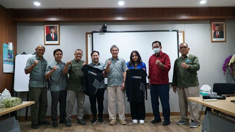 Rektor ITPLN Prof. Iwa Garniwa bersama para Wakil Rektor saat memberikan penyematan kepada perwakilan mahasiswa dan dosen yang akan mengikuti study visit ke UNITEN Malaysia. Dok. Istimewa