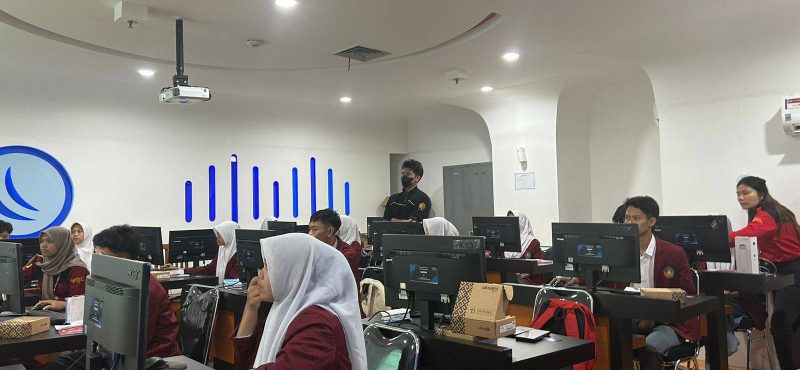 Antusias siswa SMK Putra Kabandungan mengikuti pelatihan dan sertifikasi Mikrotik di ITPLN. Dok. Istimewa