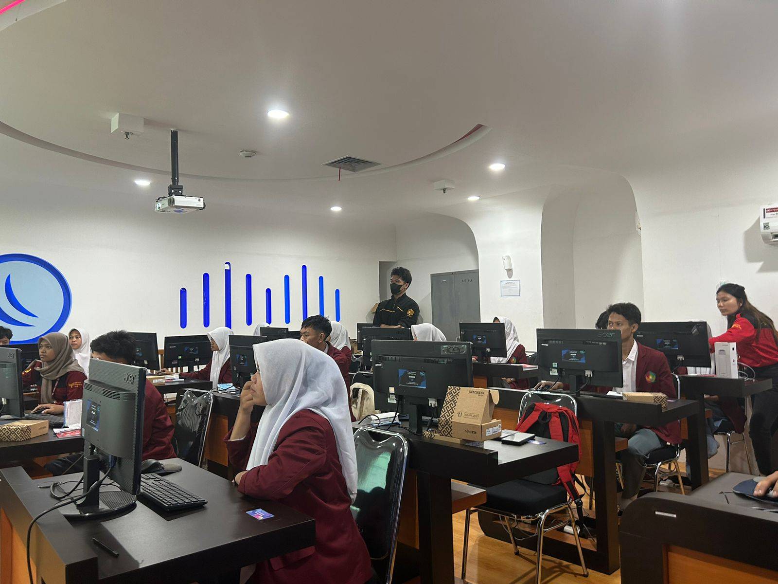 Antusias siswa SMK Putra Kabandungan mengikuti pelatihan dan sertifikasi Mikrotik di ITPLN. Dok. Istimewa