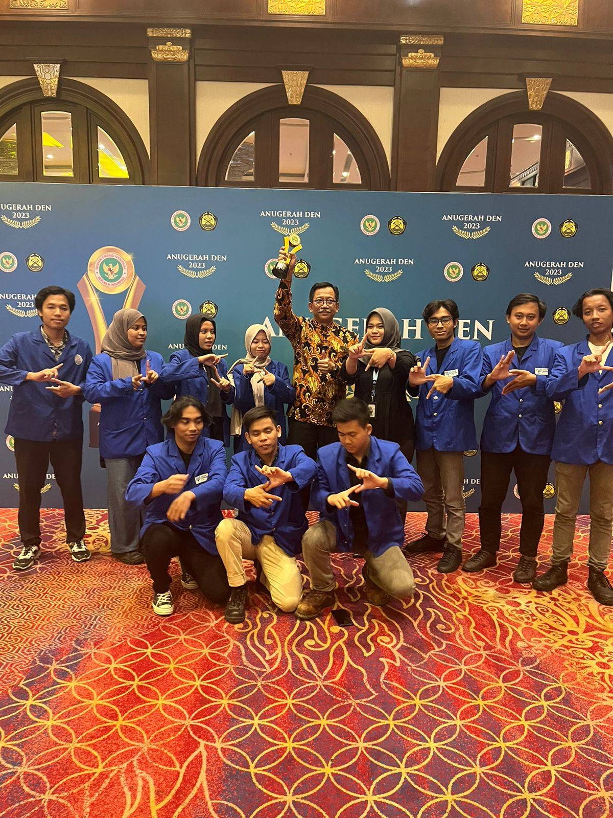 Wakil Rektor I Bidang Akademik Dipl.-Ing. Iwan Tutuka Pambudi, M.Eng., Ph.D. Iwan Tutuka saat berfoto bersama mahasiswa ITPLN. Dok. Istimewa