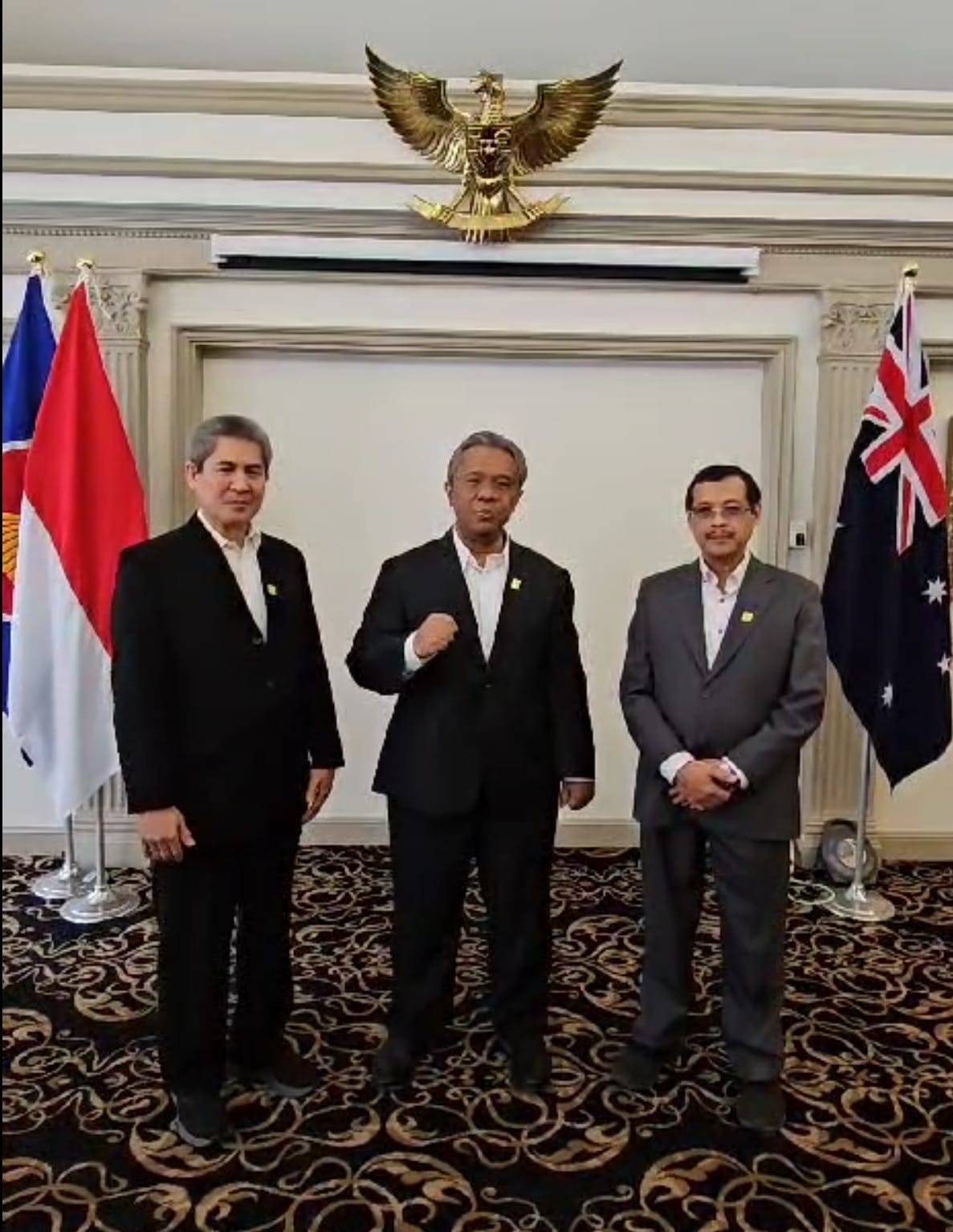 DIRLHC PLN Yusuf Didi Setiarto (tengah), Rektor ITPLN Prof. Iwa Garniwa (kiri), dan Kepala Biro Rektorat ITPLN Dr. Ir. M. Ahsin Sidqi (kanan) saat berkunjung ke Kantor Konsulat Jenderal Republik Indonesia (KJRI) Sydney, Australia. Dok. Istimewa.