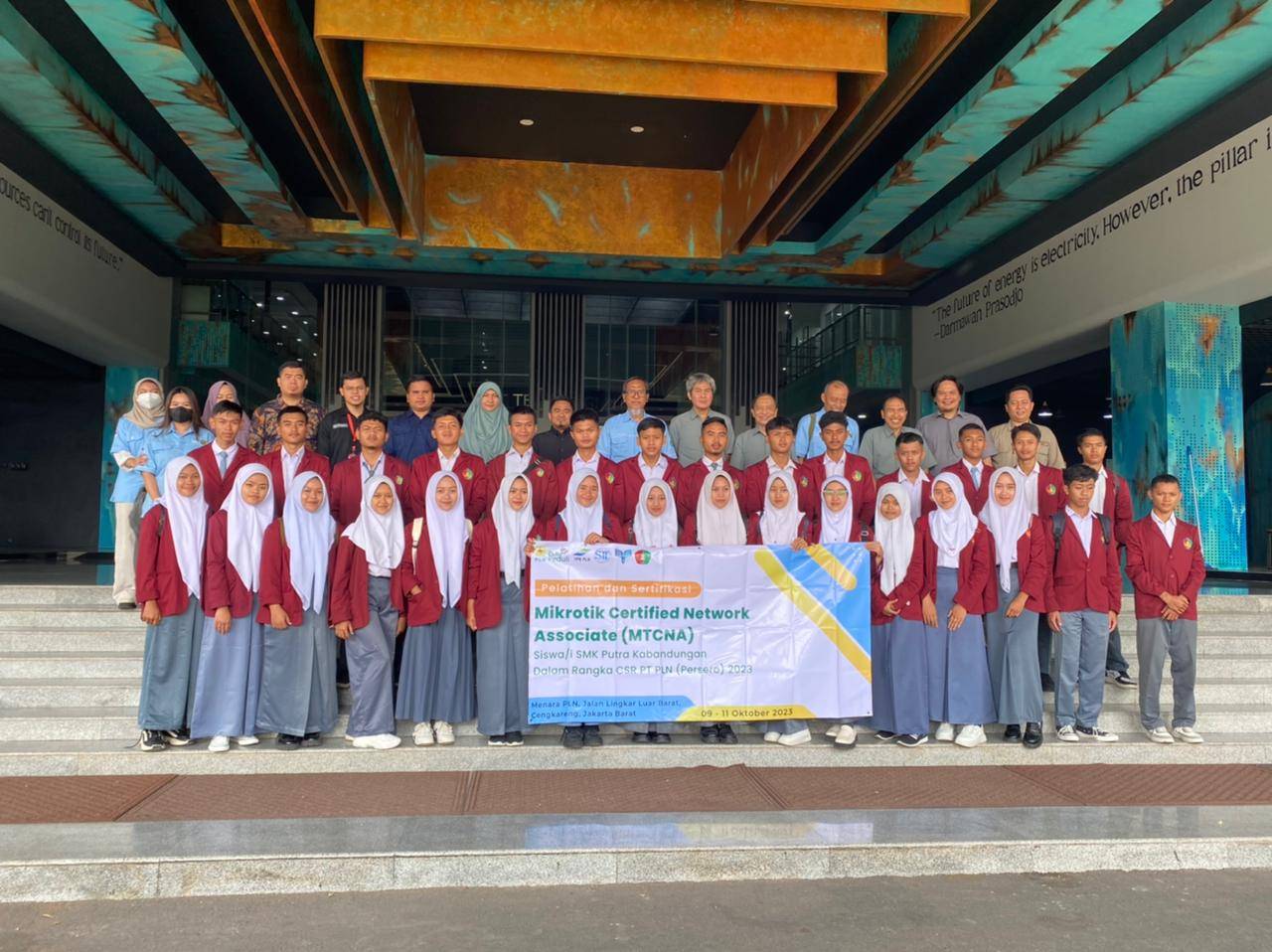 Peserta pelatihan dan sertifikasi Mikrotik Certified Network Associate siswa SMK Putra Kabandungan foto bersama di lobby kampus ITPLN. Dok. Istimewa