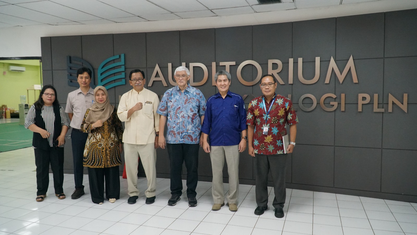 Prof. Yul Yunazwin saat berfoto bersama Rektor ITPLN Prof. Iwa Garniwa, Wakil Rektor I Dipl.-Ing Iwan Tutuka serta Dekan Fakultas dan Dosen ITPLN. Dok. Istimewa 