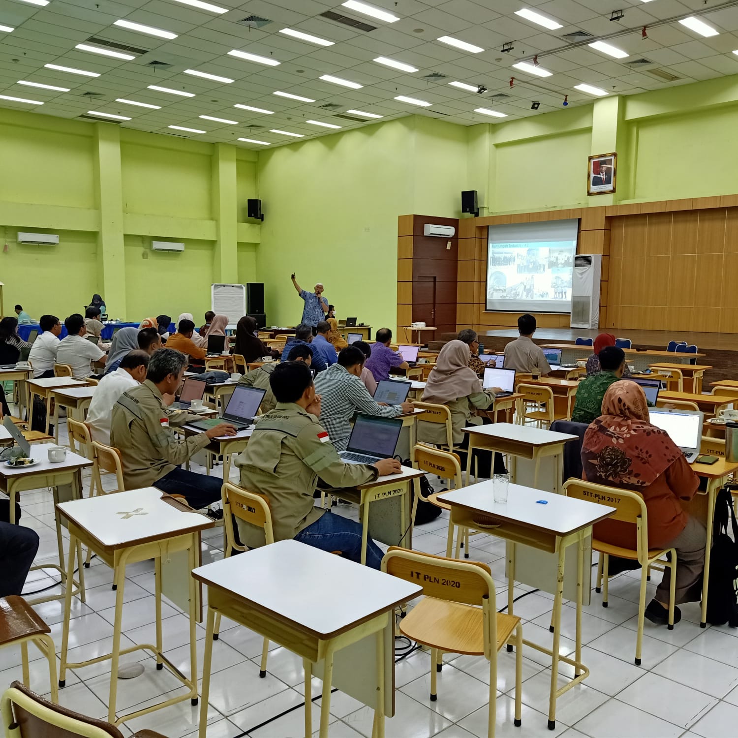 Prof. Yul Yunazwin saat berbagai pengalaman dengan ITPLN. Dok. Istimewa 
