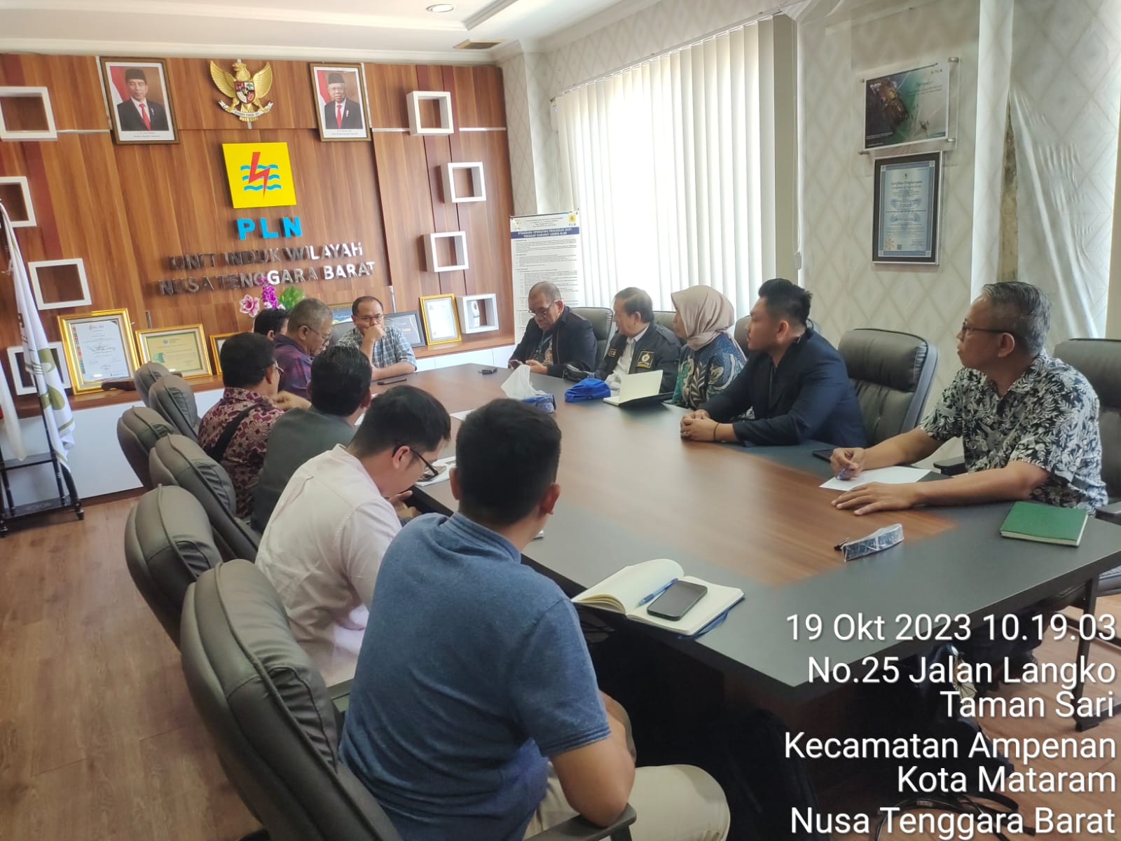 Di kantor PLN UIW Lombok, Wakil Rektor IV ITPLN Dr. Ir. Pawenary, M.T., MPM., IPU., ASEAN Eng., beserta tim menemui GM UIW Lombok Sudjarwo. Dok. Istimewa