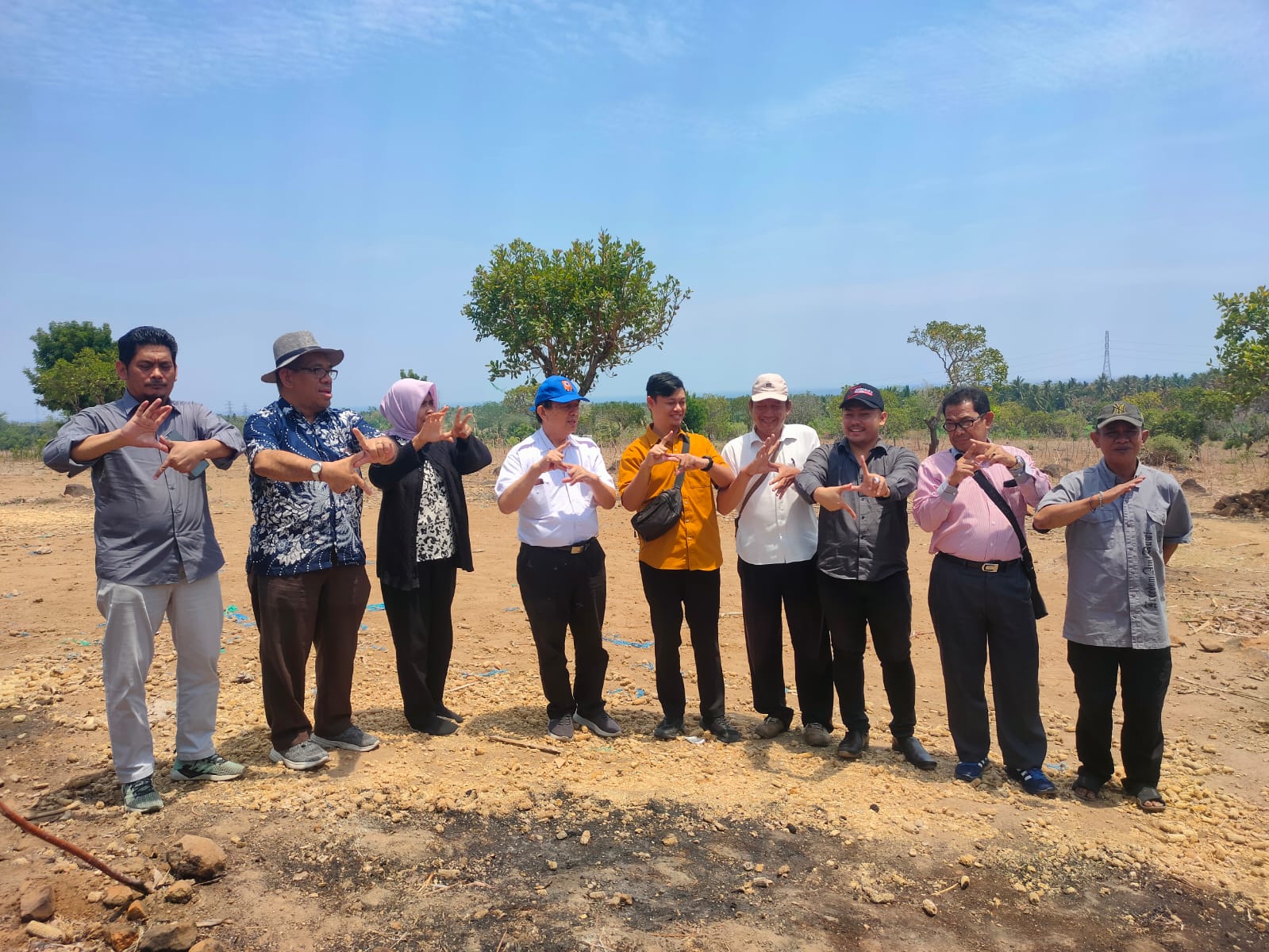 Tim melakukan survei lokasi pemasangan PLTS 10 MWp di Bayan, Kabupaten Lombok Utara. Dok. Istimewa 