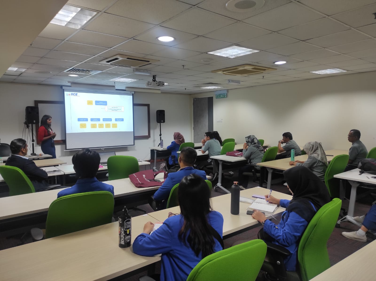 Mahasiswa ITPLN antusias menyimak presentasi dari Dosen UNITEN Malaysia. Dok. Istimewa