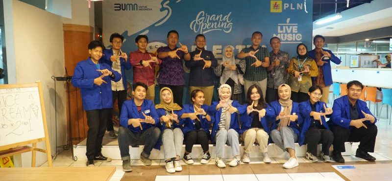 Mahasiswa ITPLN melakukan foto bersama di Kantin Kantor PLN Pusat. Dok. Humas