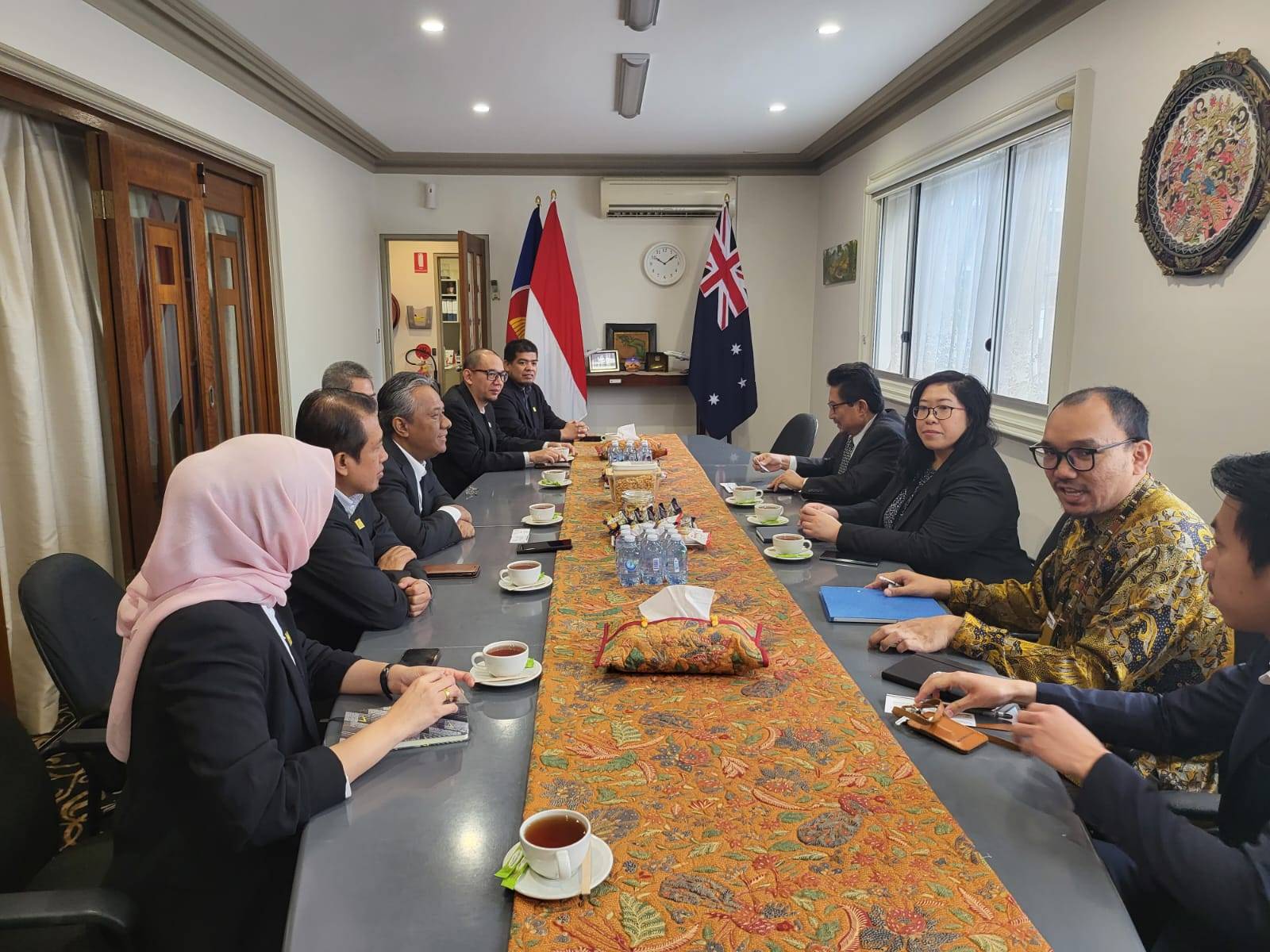 Kunjungan DIRLHC PLN Yusuf Didi Setiarto, Rektor ITPLN Prof. Iwa beserta rombongan ke Kantor Konsulat Jenderal Republik Indonesia (KJRI) Sydney di Australia. Dok. Istimewa