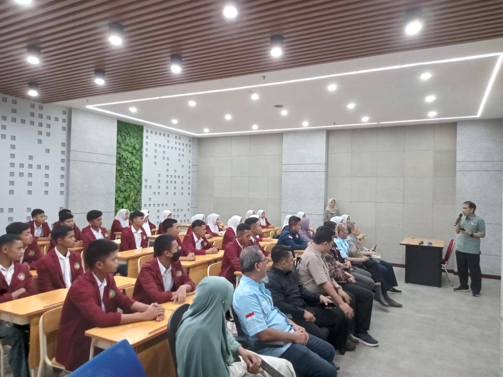 Kepala Training Centyer ITPLN Ir. Suharto Wiranu saat memberikan sambutan dalam kegitan pelatihan dan sertifikasi Mikrotik Certified Network Associate siswa SMK Putra Kabandungan. Dok. Istimewa