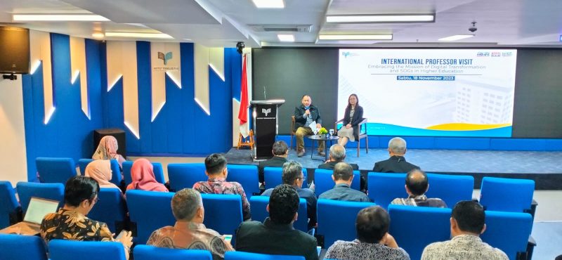 Prof. Juliana dari Monash University dan Wakil Rektor I ITPLN Prof. Syamsir saat sharing diskusi dengan sivitas akademika ITPLN. Dok. Istimewa