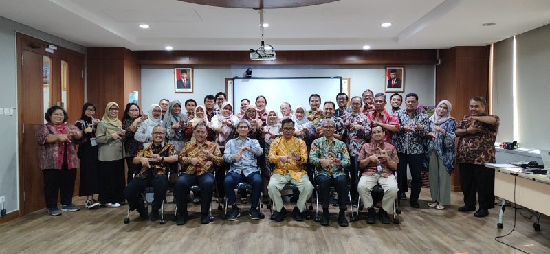 Foto bersama usai pelaksanaan kegiatan Serah Terima Jabatan Wakil Rektor I Bidang Akademik ITPLN. Dok. Istimewa