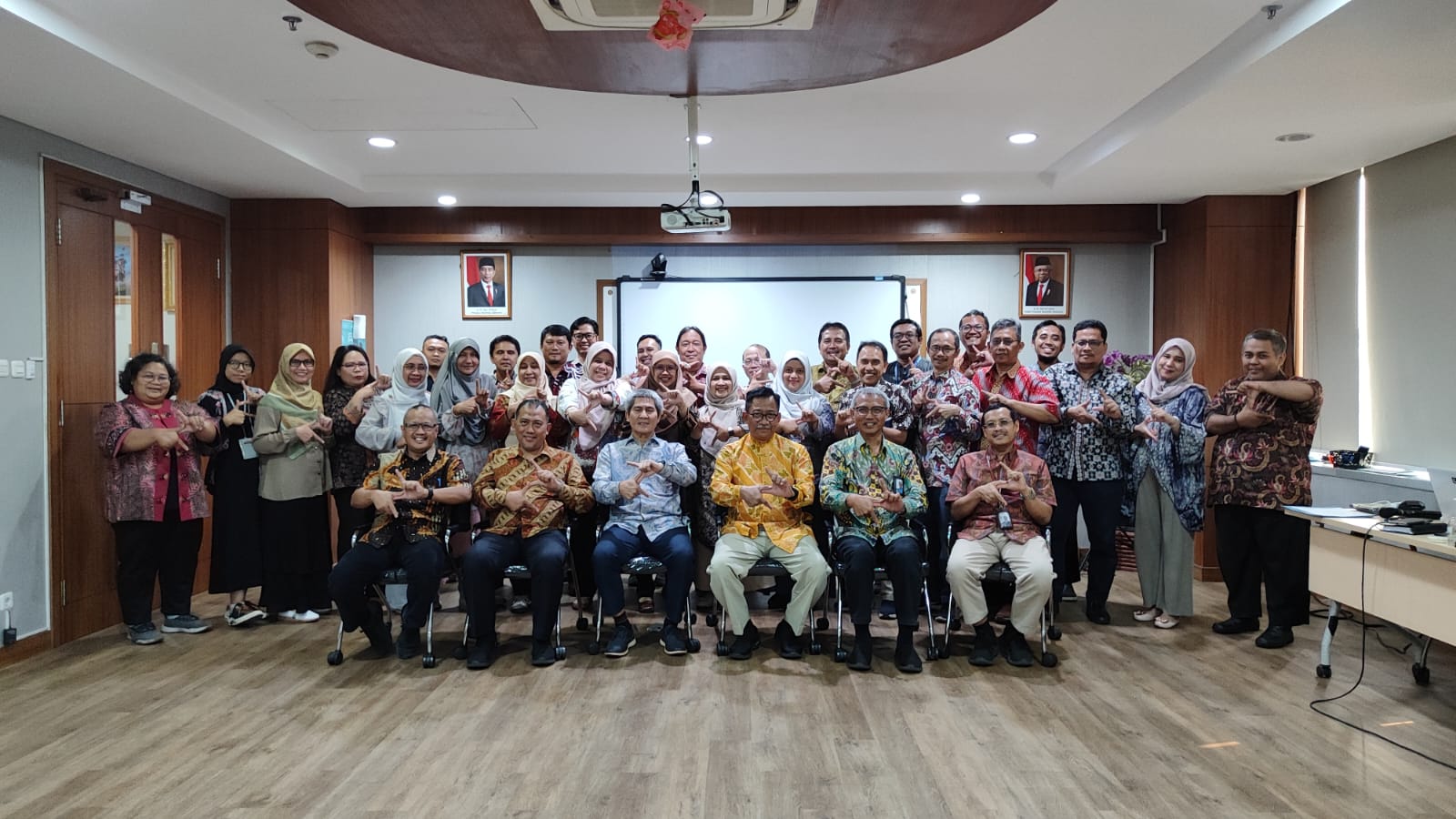 Foto bersama usai pelaksanaan kegiatan Serah Terima Jabatan Wakil Rektor I Bidang Akademik ITPLN. Dok. Istimewa 