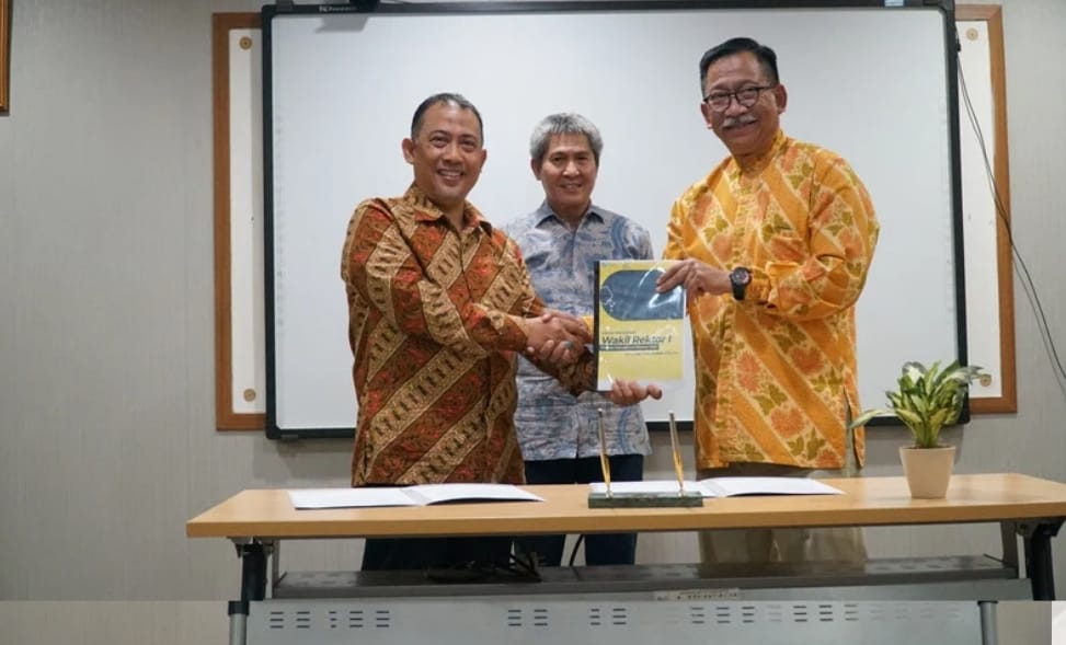 Serah terima jabatan Wakil Rektor I ITPLN Iwan Tutuka (kanan), Rektor ITPLN Prof Iwa Garniwa (tengah), Wakil Rektor I Prof. Syamsir Abduh. Dok. Istimewa 